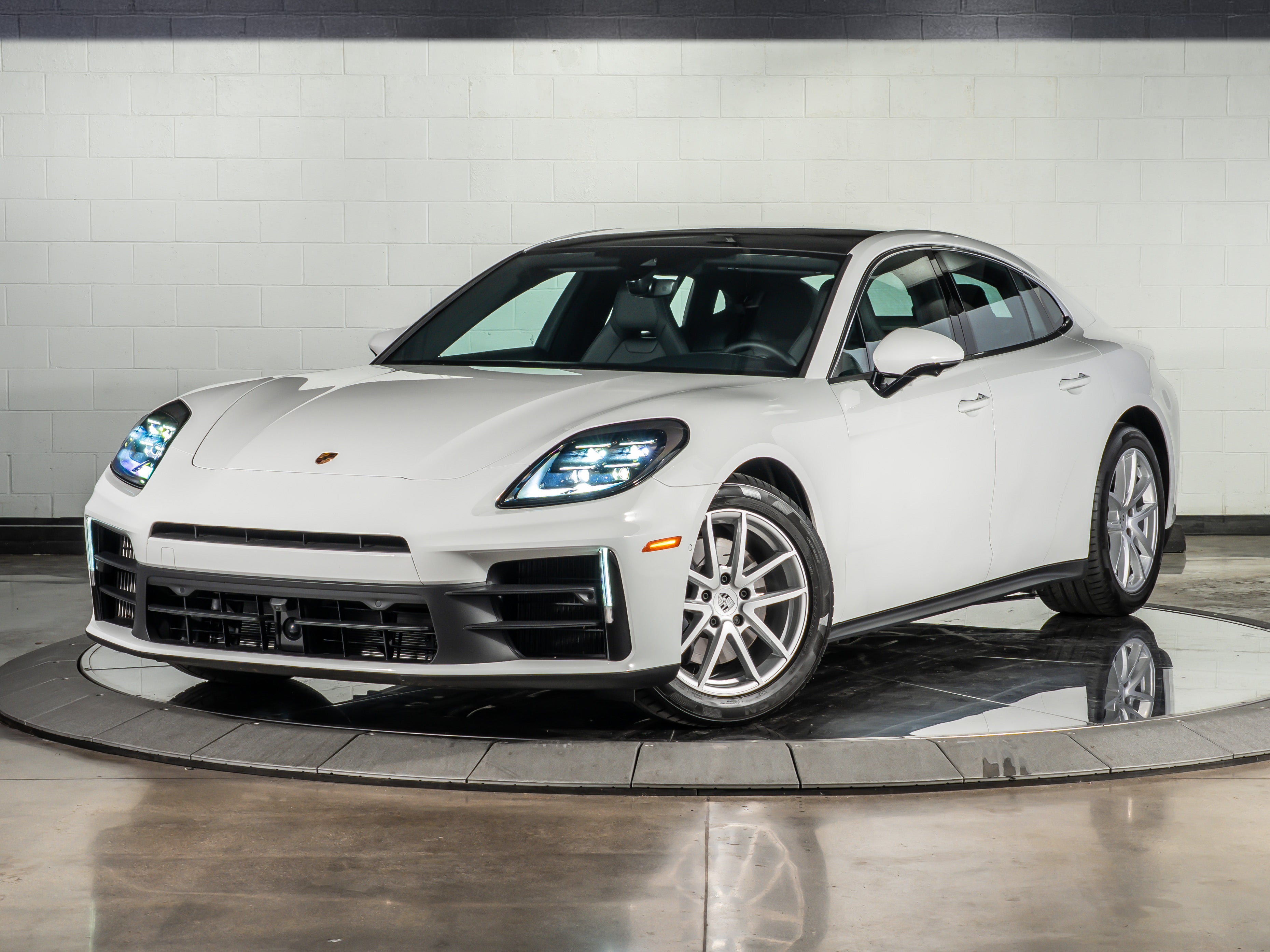 2025 Porsche Panamera 4's photo
