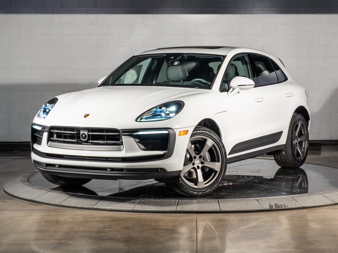 2026 Porsche Macan Base — photo 1 of 32