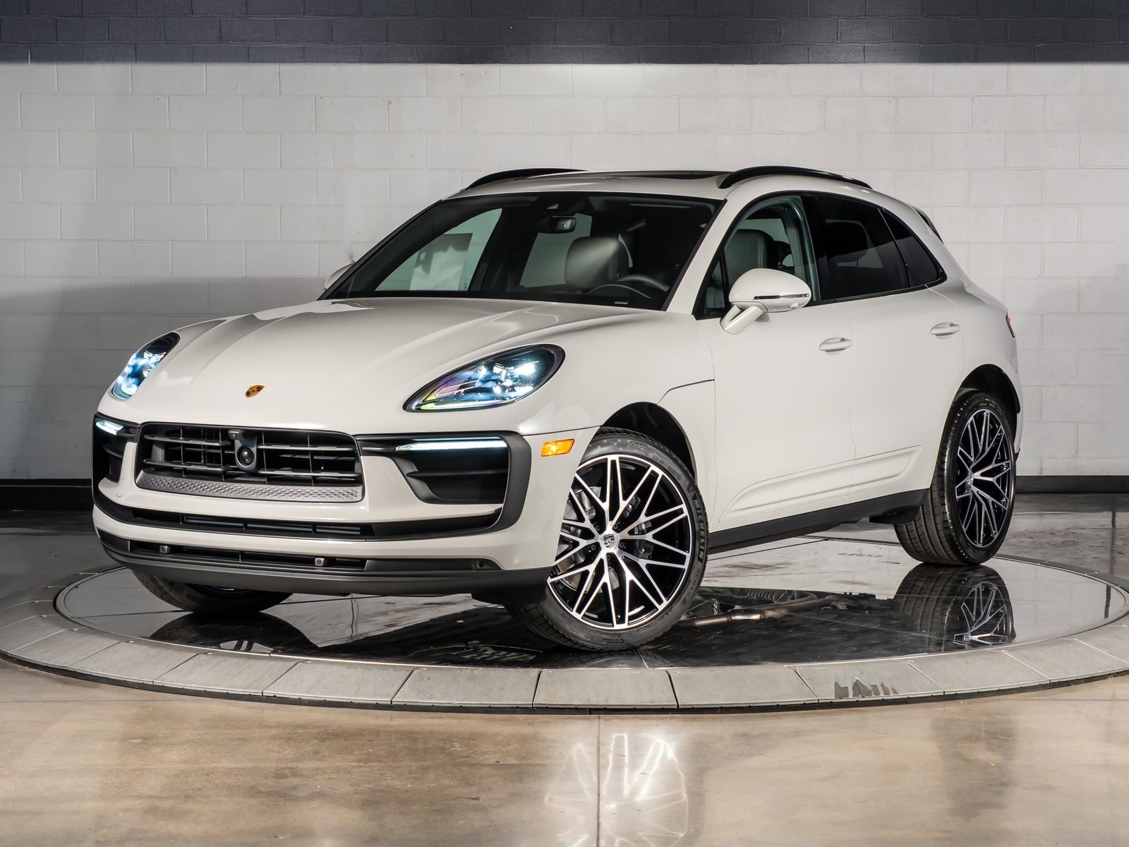 2026 Porsche Macan Base — photo 1 of 32 from the dealer listing