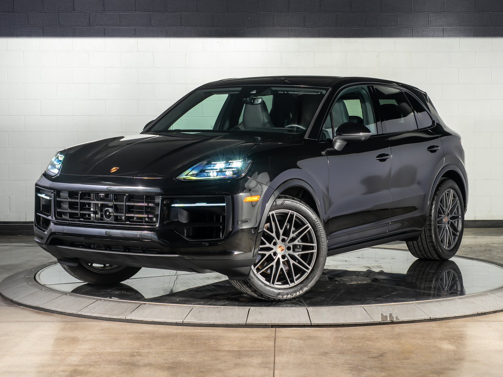 2025 Porsche Cayenne Base — photo 1 of 32 from the dealer listing