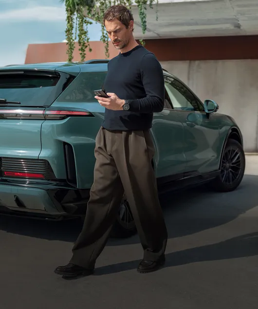 A Porsche Cayenne Turbo is unlocked using the Digital Key on a smartphone.